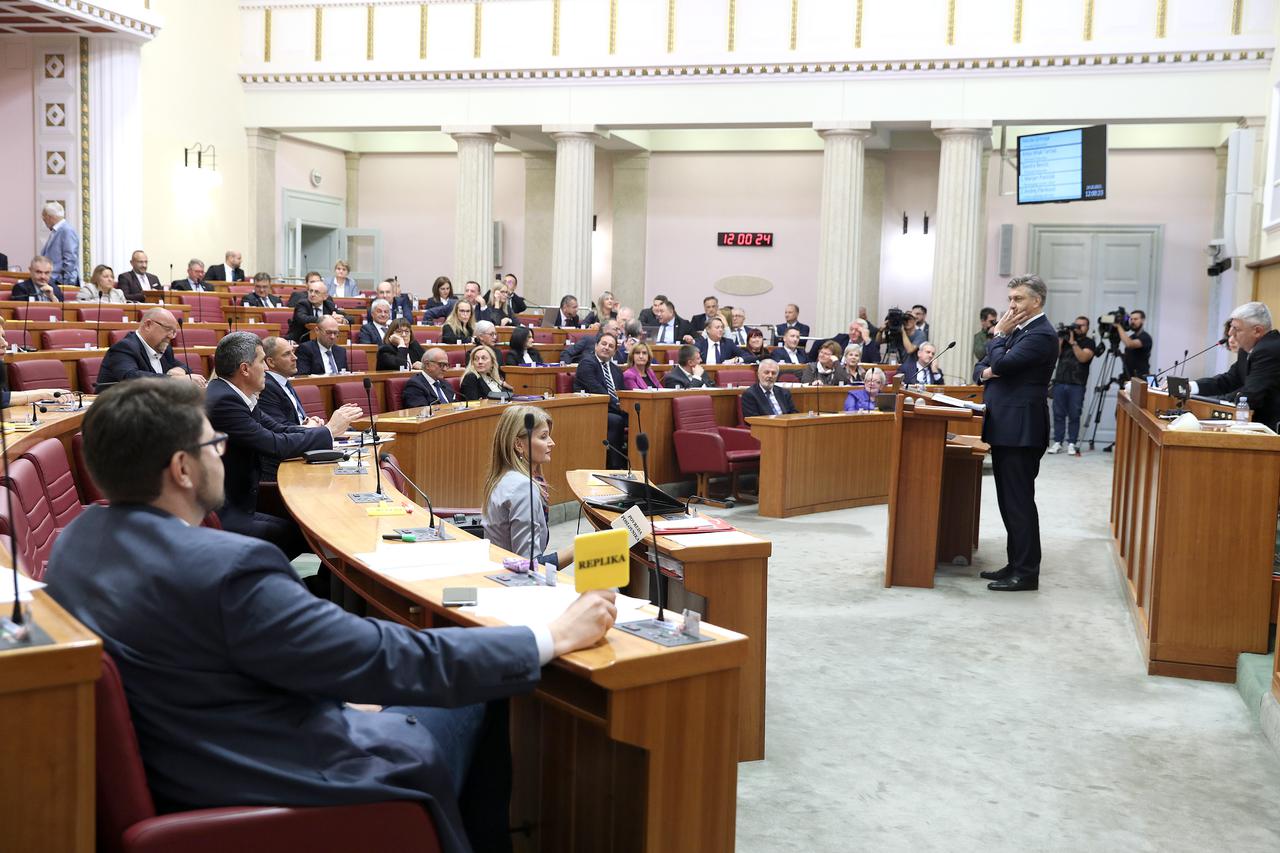 Zagreb: Zastupnici lupanjem ometaju govor premijera Plenkovica