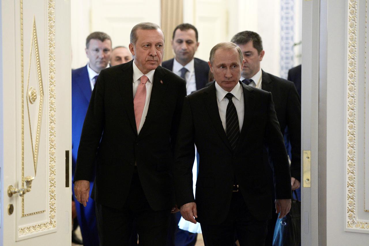 Russian President Vladimir Putin (R) and Turkish President Tayyip Erdogan enter a hall during their meeting in St. Petersburg, Russia, August 9, 2016. Sputnik/Kremlin/Alexei Nikolsky/via REUTERS     ATTENTION EDITORS - THIS IMAGE WAS PROVIDED BY A THIRD P