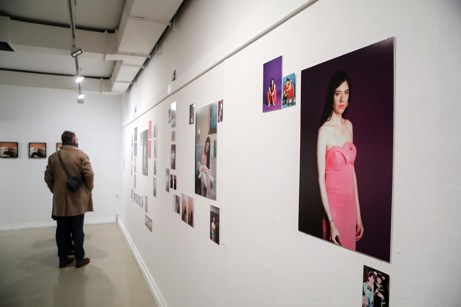 Bila je to njezina druga samostalna izložba, kroz koju je osobnu obiteljsku priču pretočila u umjetnički rad. Sara je tada bila studentica fotografije na Akademiji dramske umjetnosti, a osim o umjetnosti, progovorila je i o odrastanju bez roditelja.