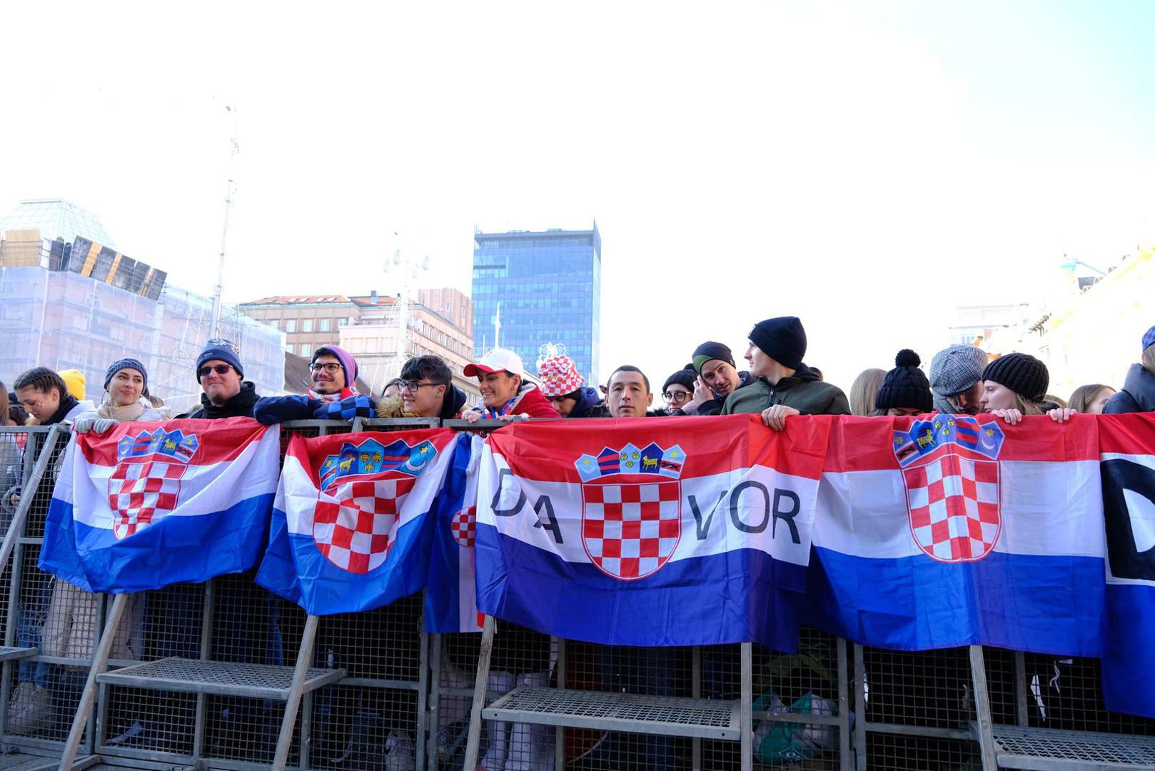 18.12.2022., Zagreb - Navijaci su na Trgu vec poceli zauzimati mjesta za docek Vatrenih. Photo: Slaven Branislav Babic/PIXSELL