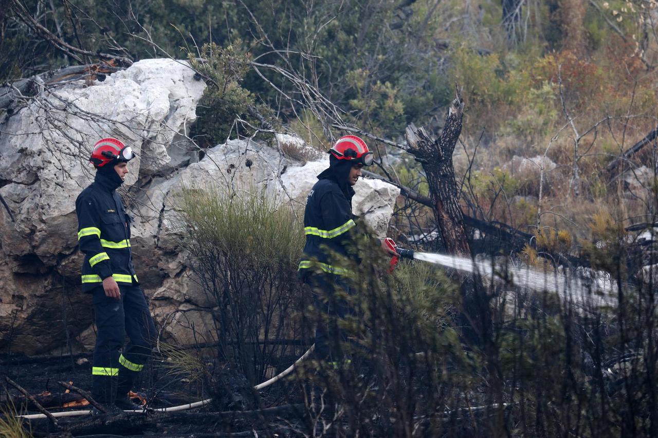 Od ponoći traje borba s požarima na šibenskom području