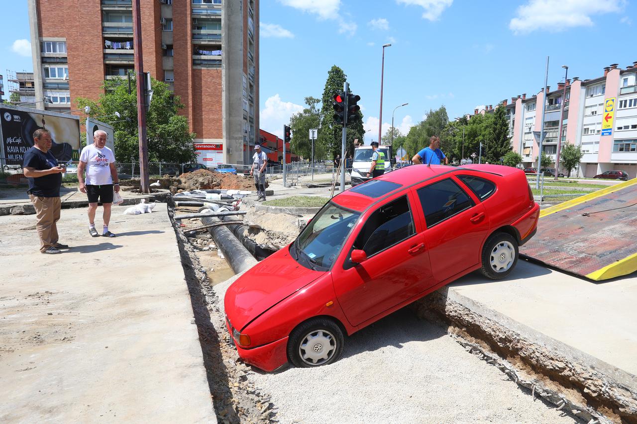 Karlovac: Autom uletio u gradilište i propao u jarak