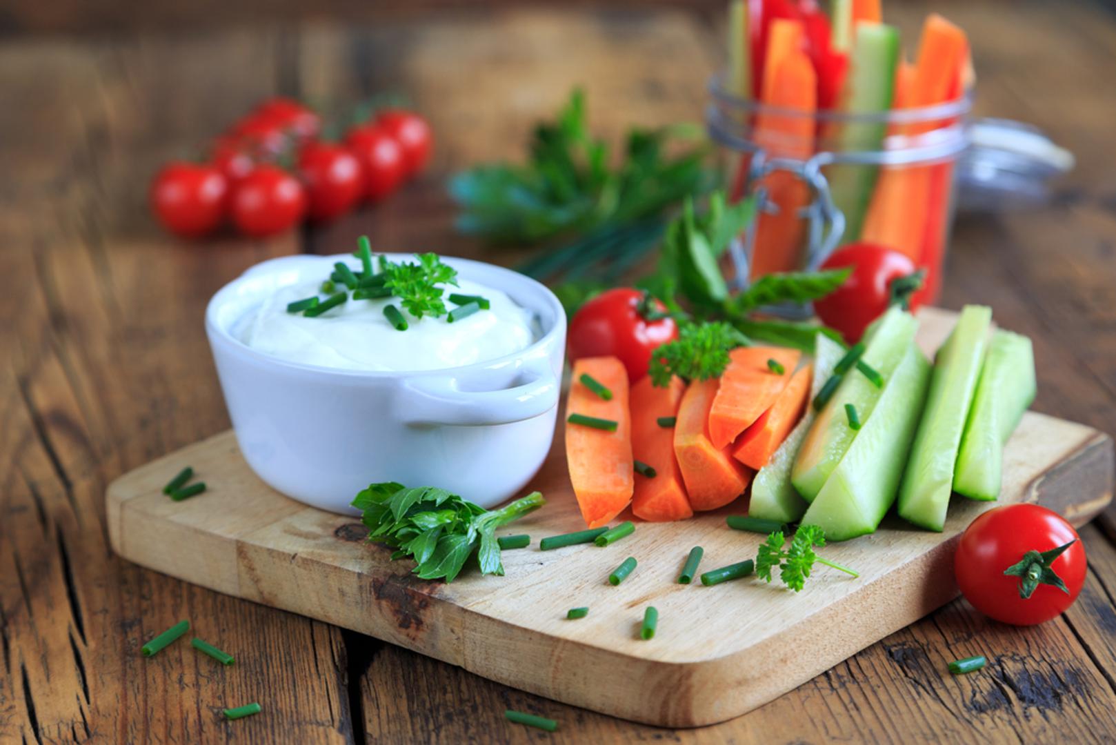 Povrtni štapići s jogurt umakom: Mrkva, krastavci, paprika i celer mogu se narezati na štapiće i poslužiti uz lagani umak od grčkog jogurta. U jogurt se mogu dodati limunov sok, češnjak, kopar, peršin, sol i malo papra. Ova grickalica izgleda svježe i šareno, a posebno dobro pristaje uz ljetne utakmice i druženja.