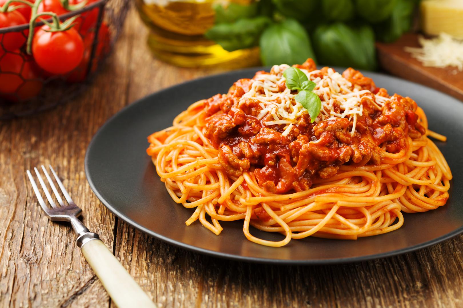 2. Sve što ima umak: Jela poput chilli con carnea ili bolonjeza ne biste trebali pripremati u fritezi na vrući zrak. Kako vrući zrak u uređaju kruži, tako tekućine mogu prskati, što može biti opasno i neuredno.
