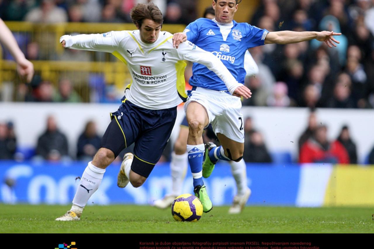 'Everton\'s Steven Pienaar (right) and Tottenham Hotspur\'s Niko Kranjcar (left) battle for the ball Photo: Press Association/Pixsell'