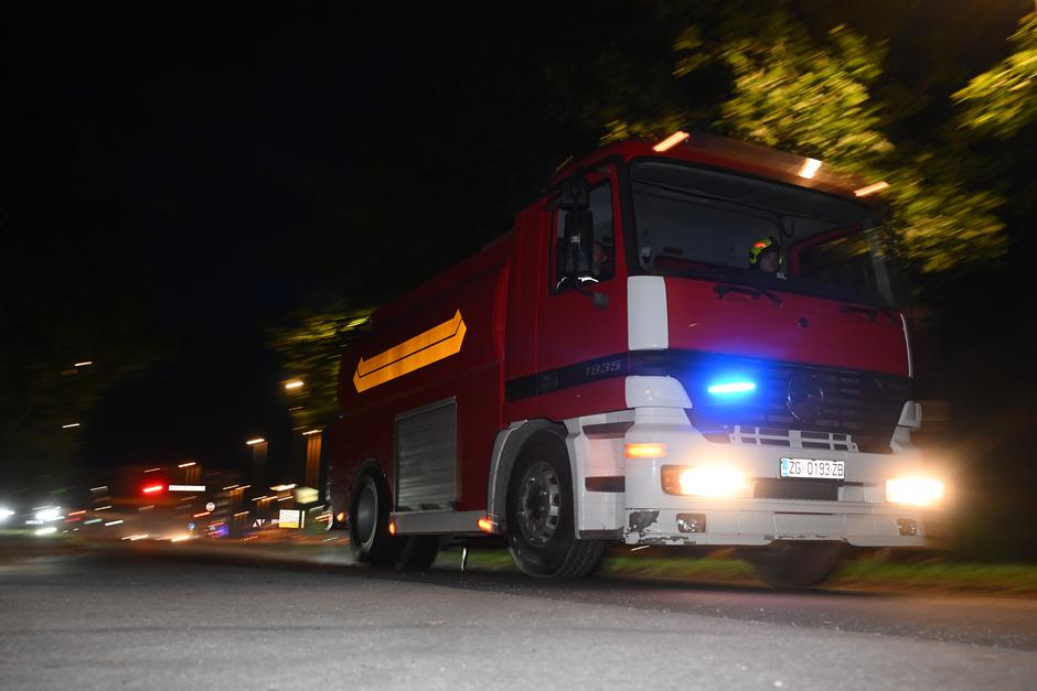 Zagreb: Brojna vatrogasna vozila pristižu na mjesto požara kod napuštene bolnice u Blatu 