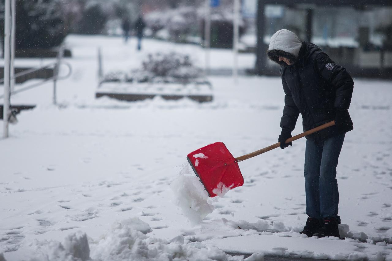 Osijek: Snijeg prekrio gradske ulice