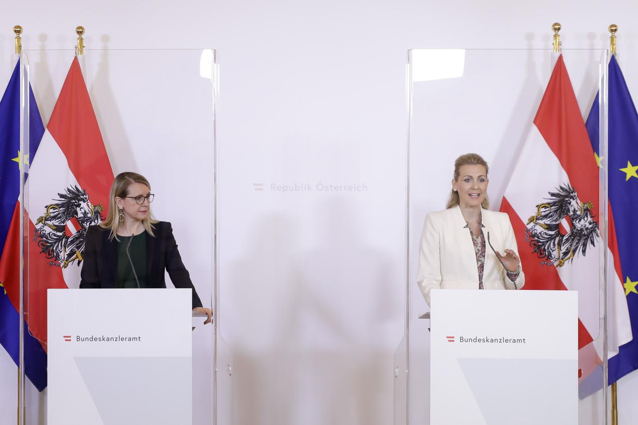 Ministrice Aschbacher (desno) i Schramböck