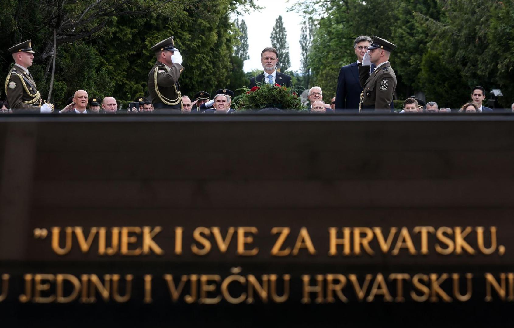 30.05.2020., Zagreb - Povodom Dana drzavnosti polaganje zajedničkog vijenca Predsjednika Republike Hrvatske, Predsjednika Hrvatskog sabora i Predsjednika Vlade Republike Hrvatske s izaslanstvima ispred Sredisnjeg kriza branitelja na Gradskom groblju Mirogoj te na grob Franje Tudjmana. Photo: Marin Tironi/PIXSELL