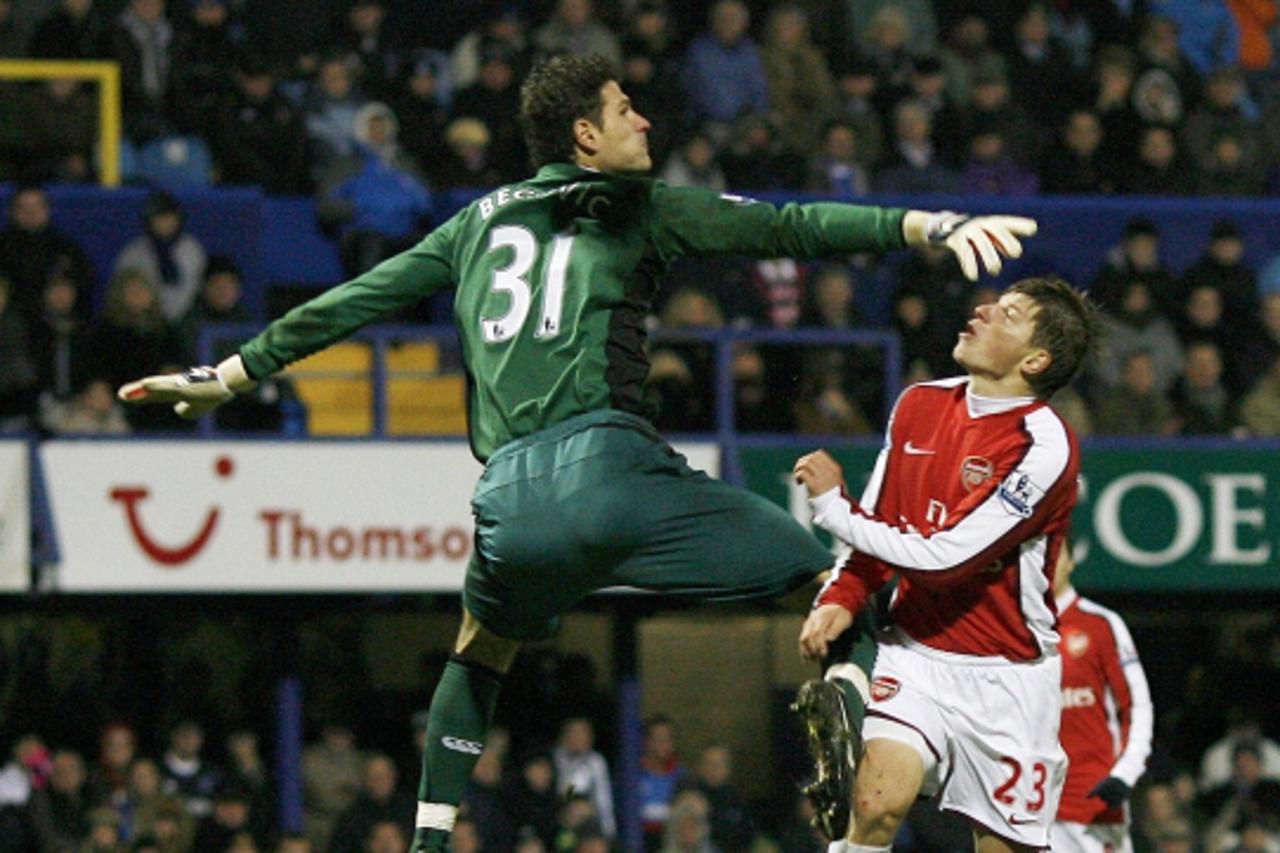 'Arsenal\'s Russian midfielder Andrey Arshavin (R) vies with Portsmouth\'s Canadian goalkeeper Asmir Begovic (L) during their English Premier League football match against Portsmouth at Fratton Park, 