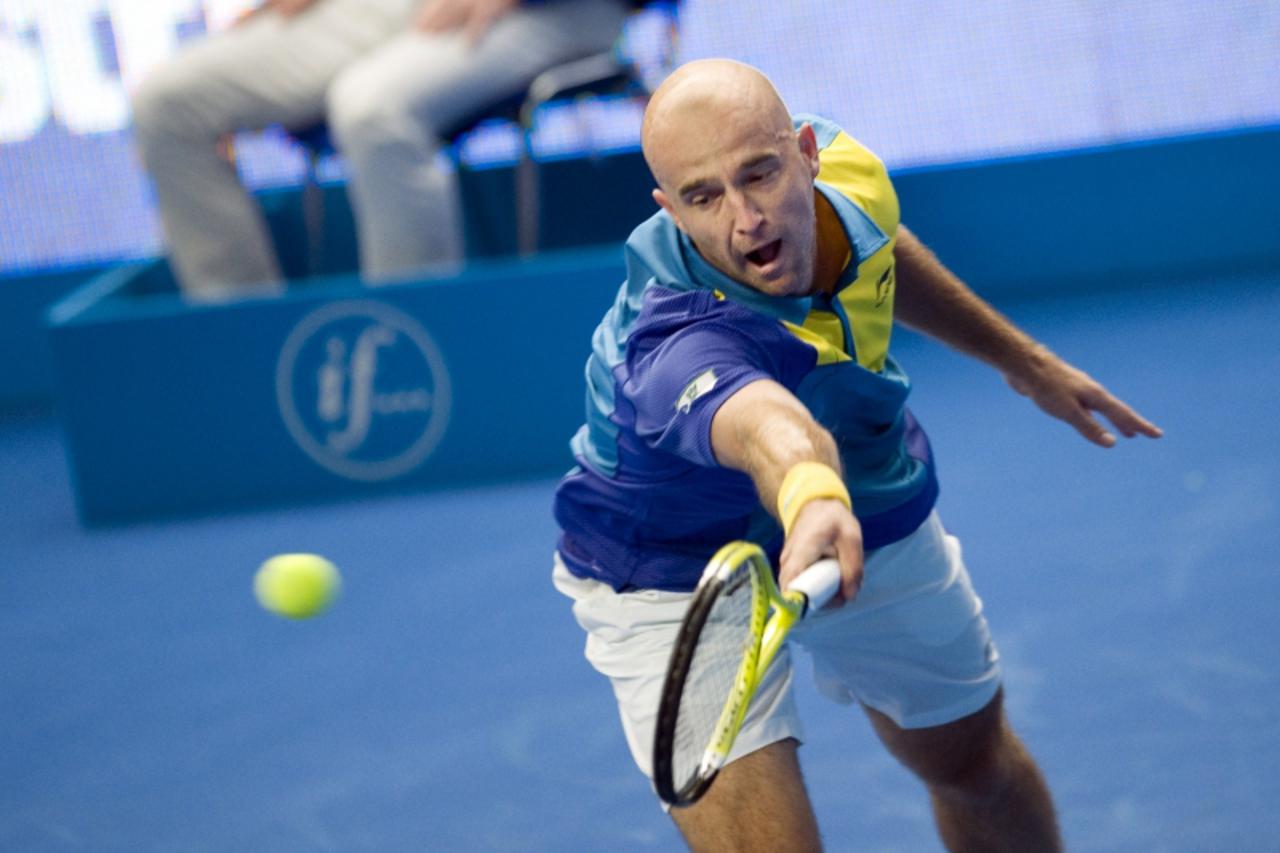 'Croatia\'s Ivan Ljubicic returns the ball with a backhand shot to France\'s Arnaud Clement during the ATP Stockholm Open tennis tournament on October 21, 2010 in Stockholm.  AFP PHOTO/JONATHAN NACKST