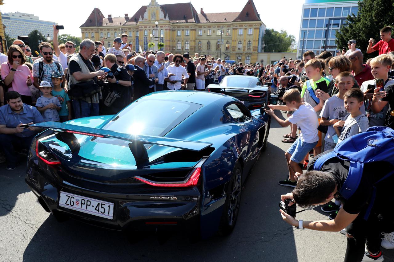 Zagreb: Članovi Supercar Owner Circlea okupili su se sa svojim automobila ispred HNK