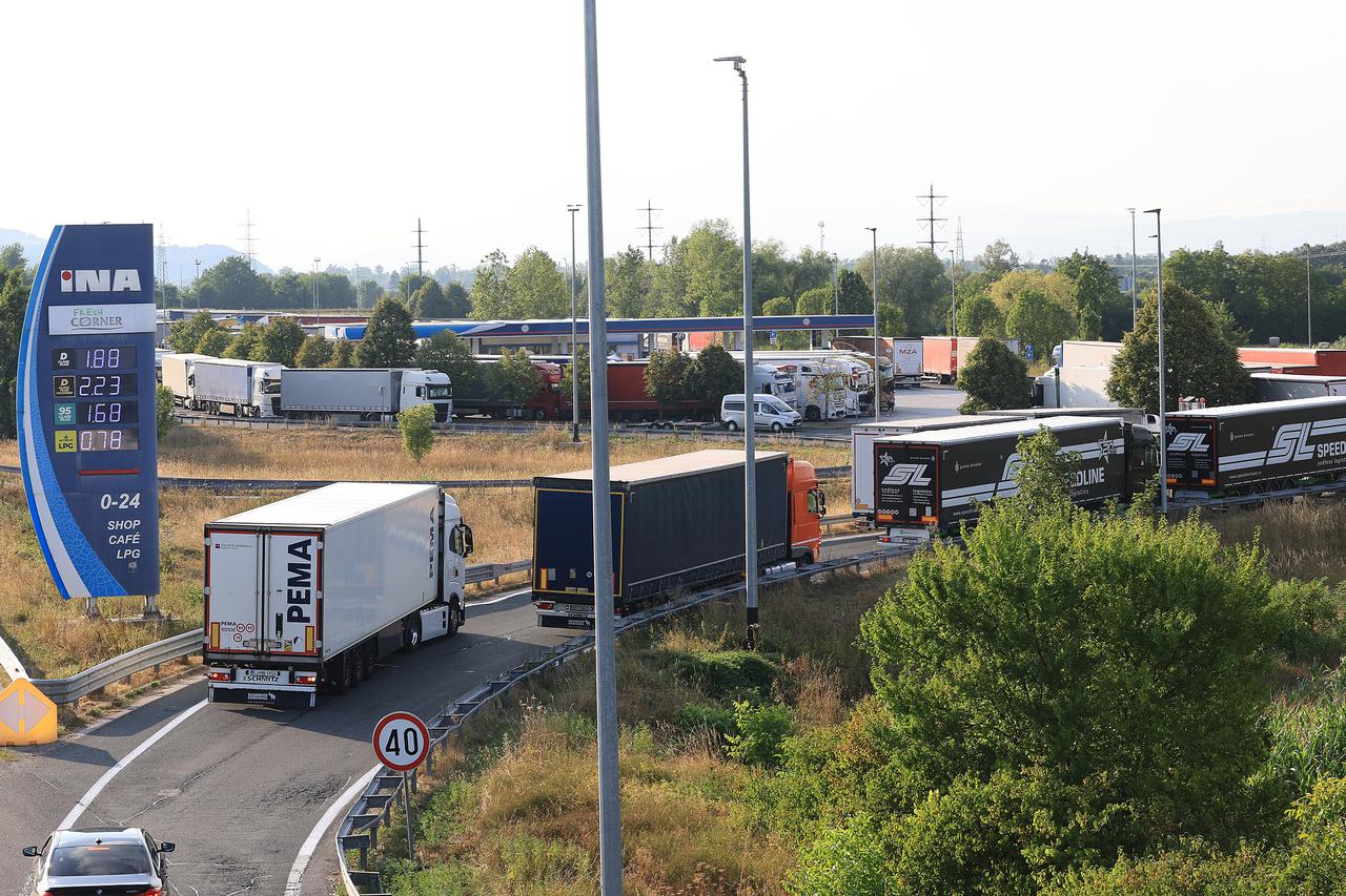 Samobor: Gužve na benzinskoj postaji Gradna uoči poskupljenja goriva