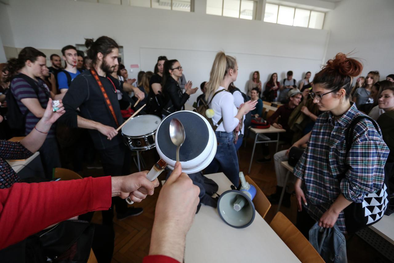 20.03.2017., Zagreb - Zbog izglasavanja nulte upisne kvote za studij filozofije na Hrvatskim studijima, dio studenata odlucio je krenuti u blokadu nastave. Oko 350 okupljenih studenata tu je odluku donijelo jutros na Studentskom saboru. U kampusu je i pol