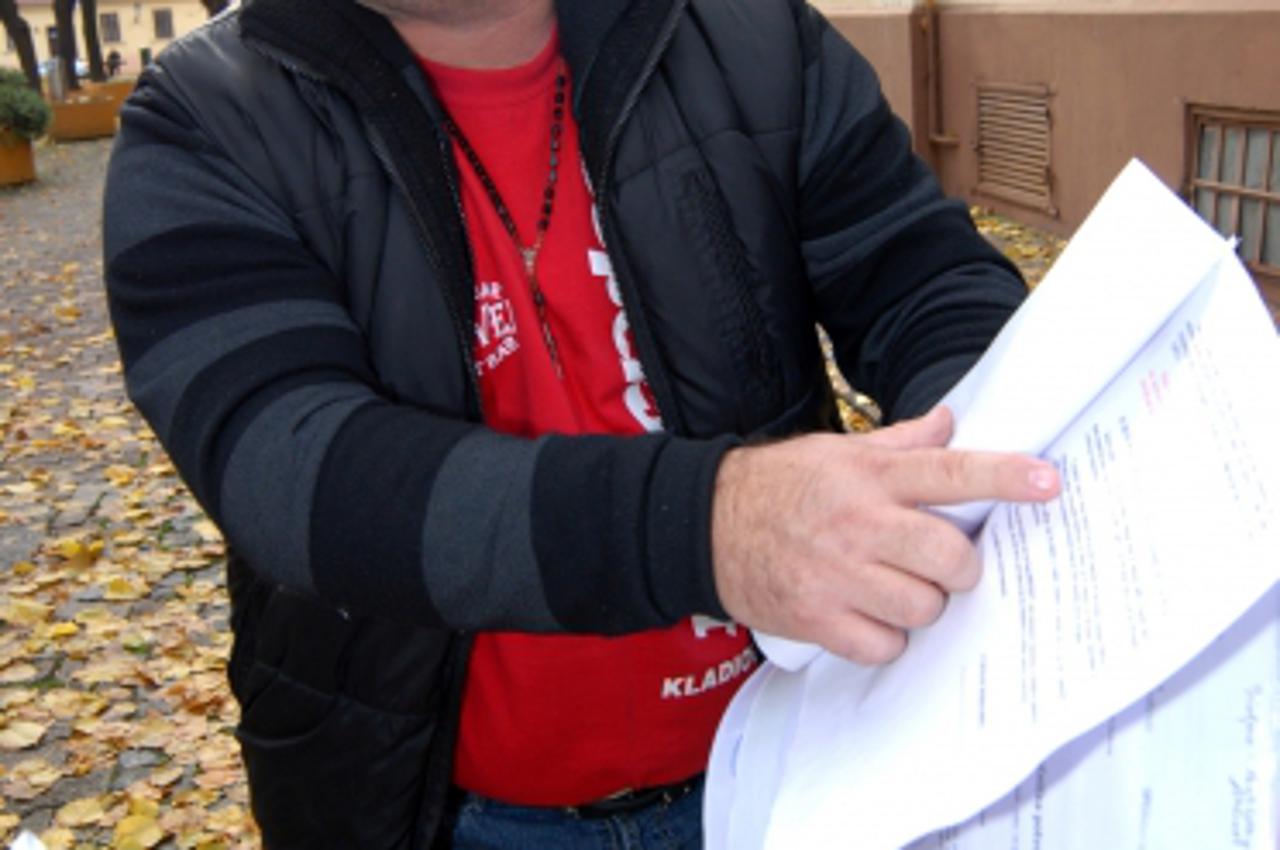 \'08.11.2010.,Vinkovci - Stjepan Zivkovic, branitelj obolio od PTSP-a iz Retkovaca prosvjeduje pred Opcinskim sudom u Vinkovcima jer je HZZ-o protiv njega podnio prijavu jer im je poslao pismo na ciri