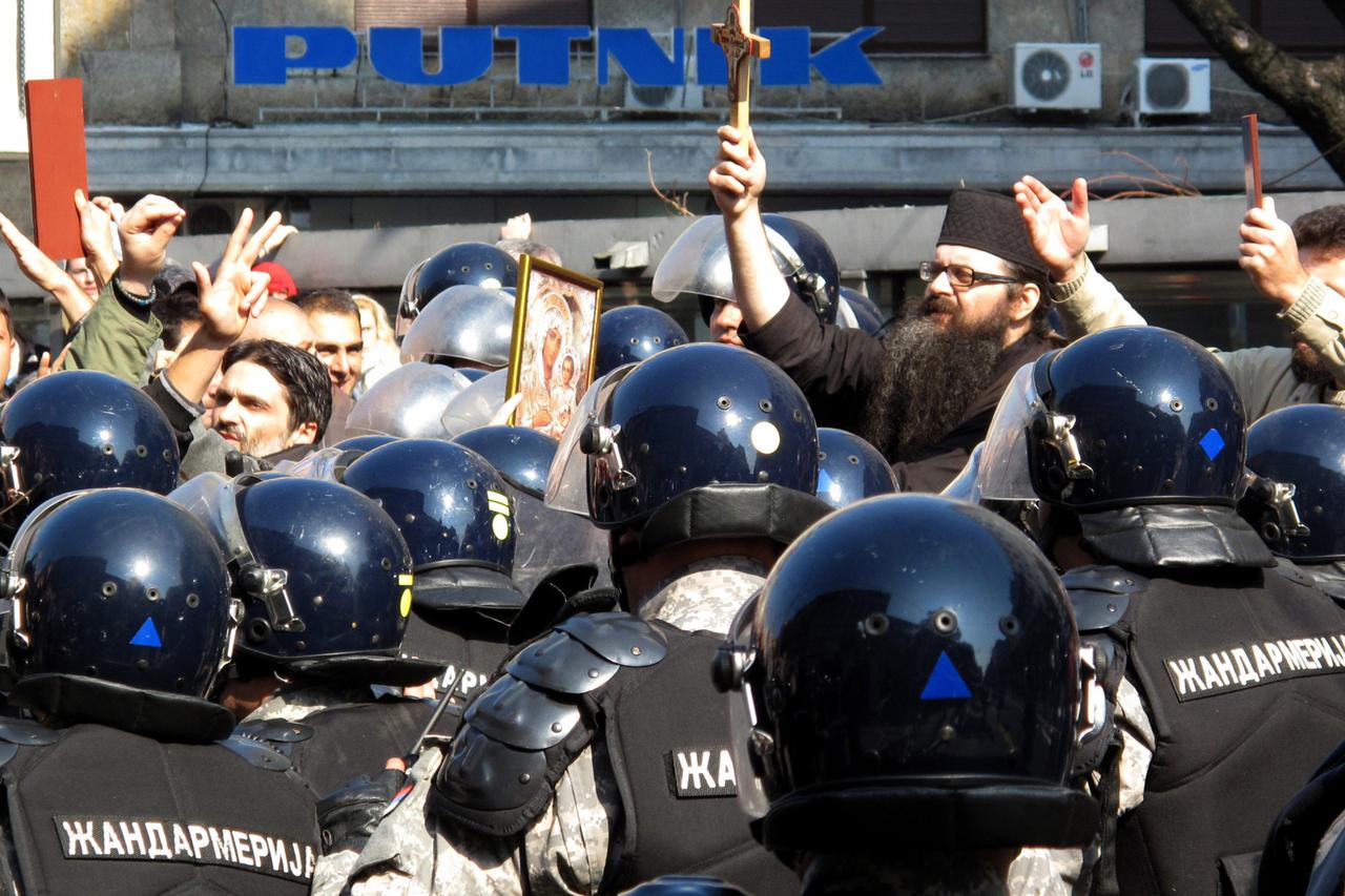 Detalji s gay parade u Beogradu - svećenik s križem predvodi prosvjednike