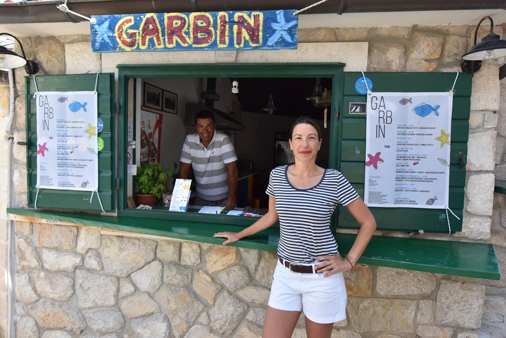 Zagrepčanka Lana Vego (38) ispred ribljeg fast-fooda Garbin. Radila je u Ženevi, studirala u Rimu, a u Primoštenu sa sestrom 18 godina vodi lokal