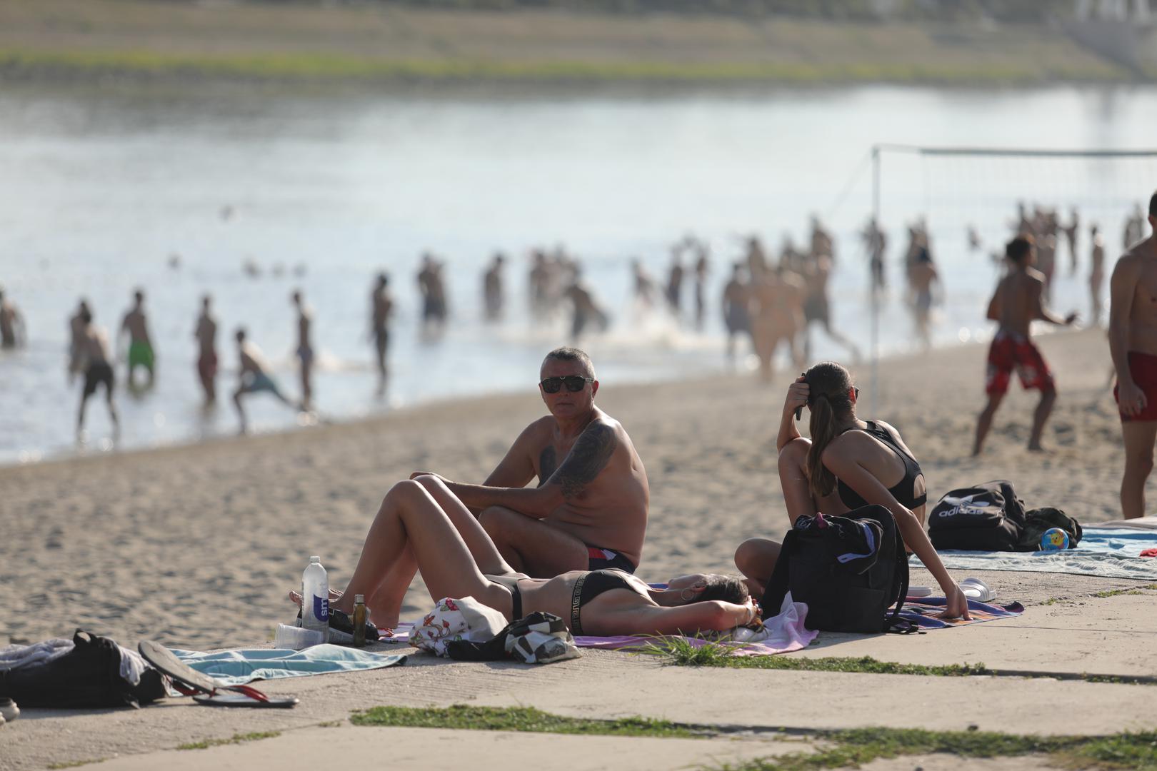 U Osijeku je danas zabilježena temperatura od visokih 32 stupnja Celzija, što je mnogima bilo teško podnijeti. No brojni Osječani pronašli su spas od vrućine na obalama Drave. Nasip kraj Drave bio je prepun ljudi koji su tražili osvježenje i odmor uz vodu.
