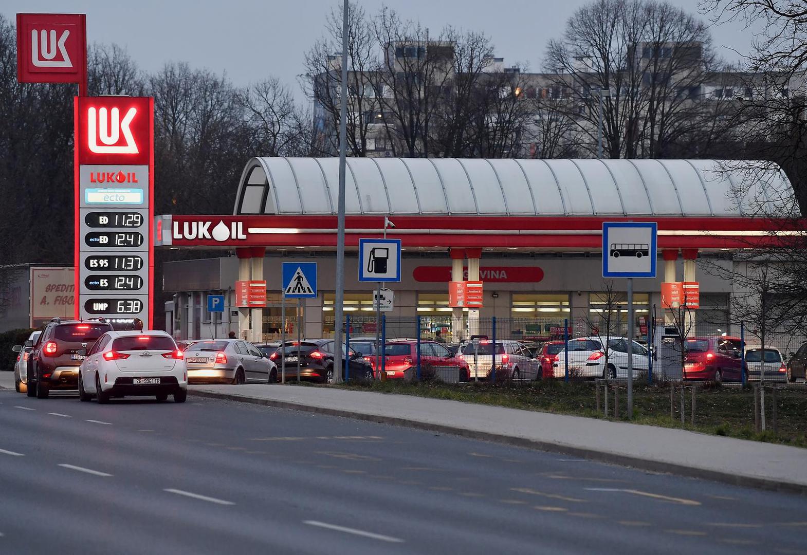 07.03.2022., Zagreb - Zbog poskupljena naftnih derivata stvaraju su guzve na benzinskim postajama.  Photo: Marko Lukunic/PIXSELL