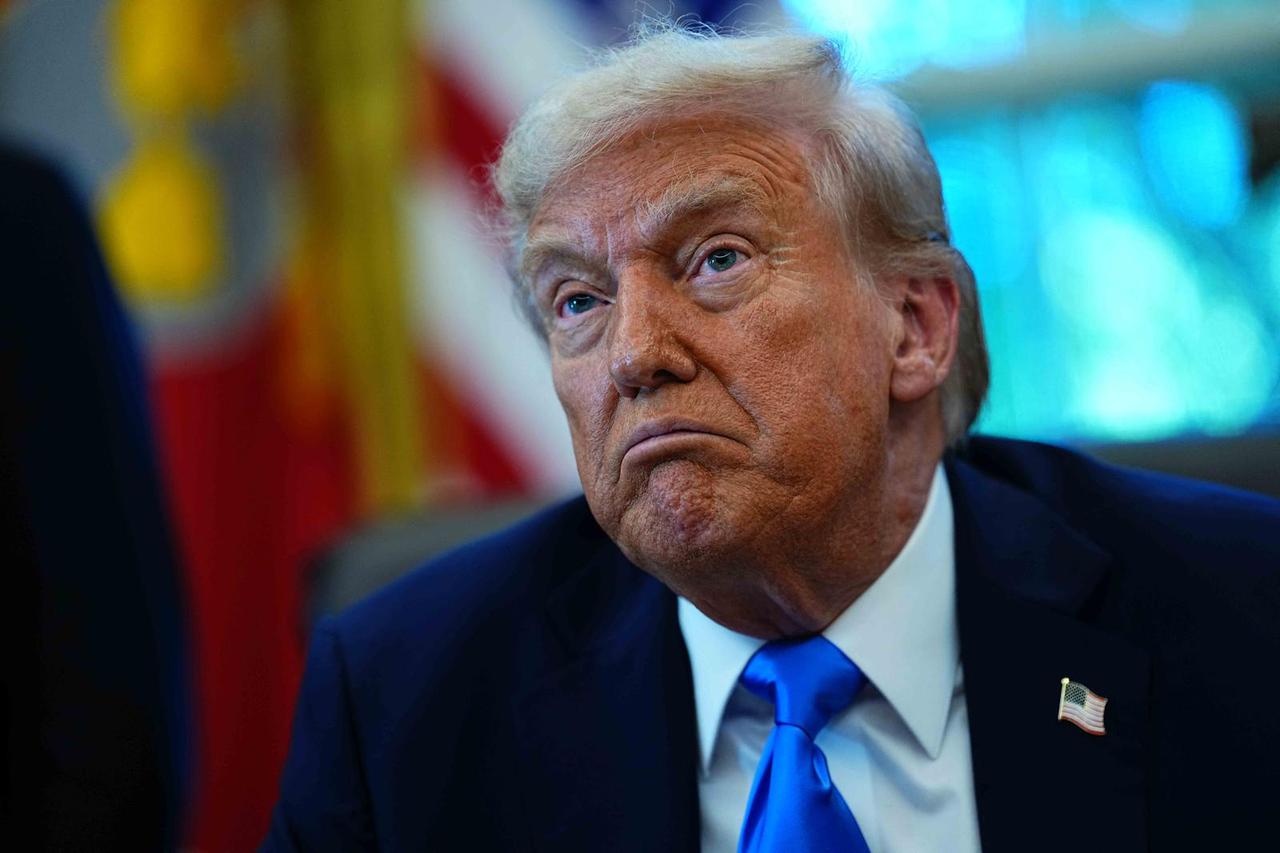 Le président américain Donald Trump signe un décret autorisant la Trump Gold Card dans le bureau ovale de la Maison Blanche à Washington