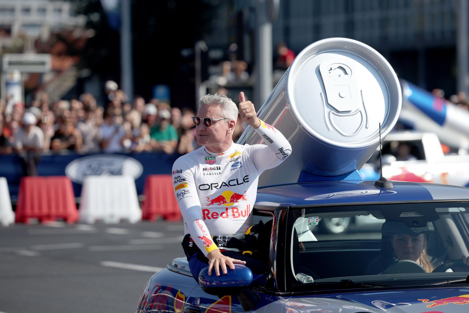 David Coulthard danas je bio jedna od glavnih zvijezda Red Bull Showruna u Zagrebu. Bivši vozač Formule 1 provozao je Red Bullov bolid Vukovarskom ulicom i pred brojnom publikom pokazao dio onoga što bolid može.