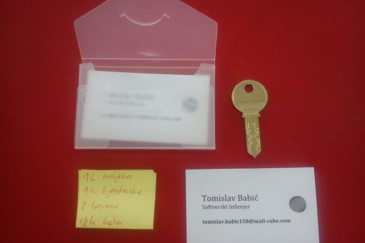 Mladić ostavlja misteriozne pakete