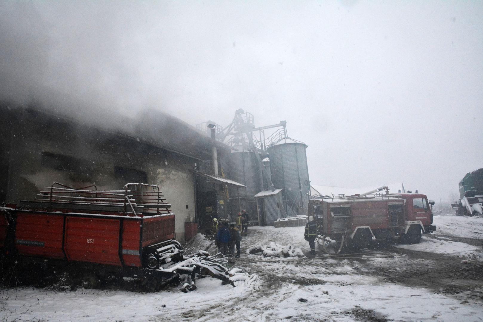 Vatrogascima je pri gašenju problem predstavljao i neugodan miris.