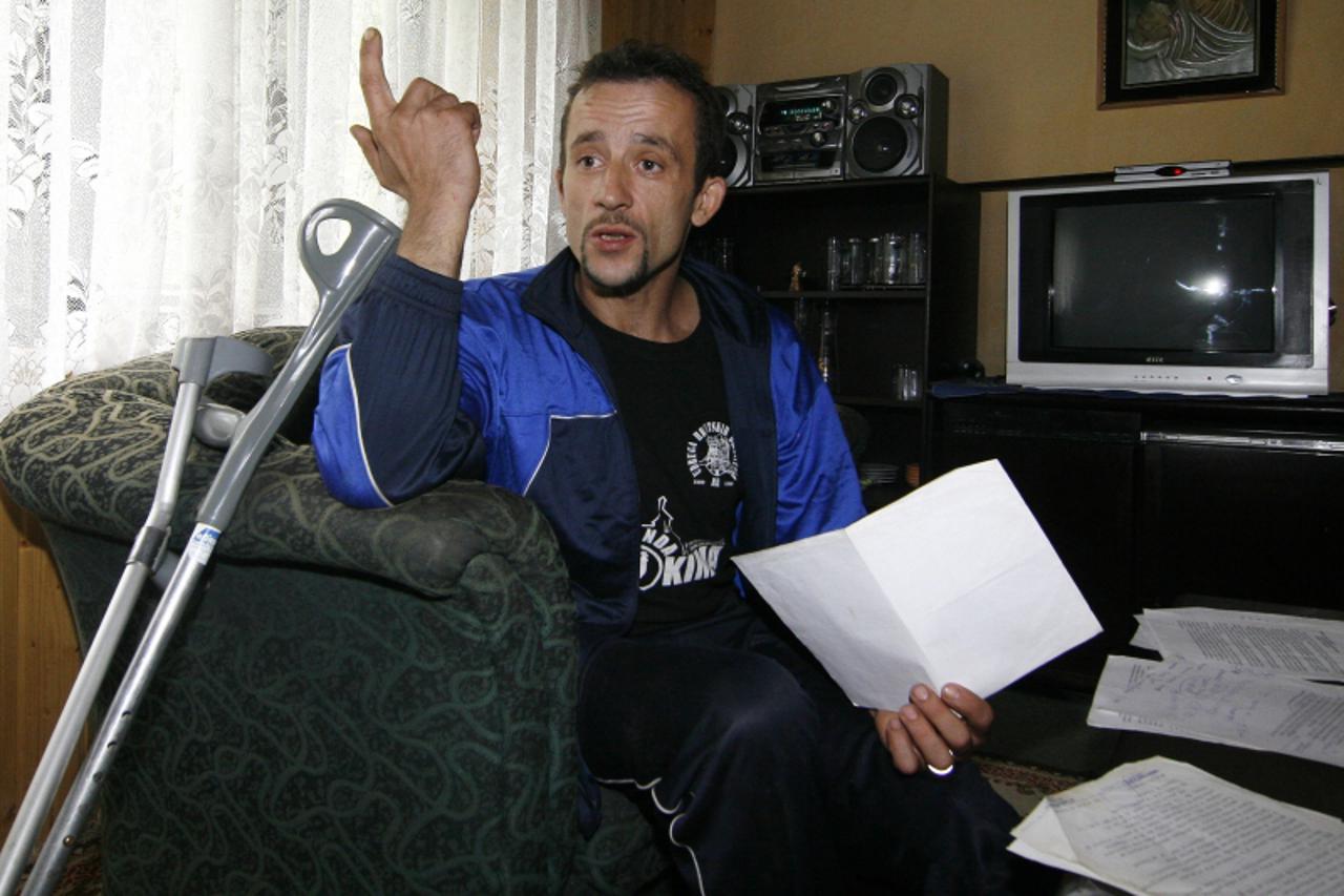 \'Koprivnica, 29.09.2010 - Zdenko Ferencak, branitelj kojemu MORH unatoc odluke Upravnog suda ne zeli vratiti braniteljski status. Snimio: Marijan Suu009Aenj\'