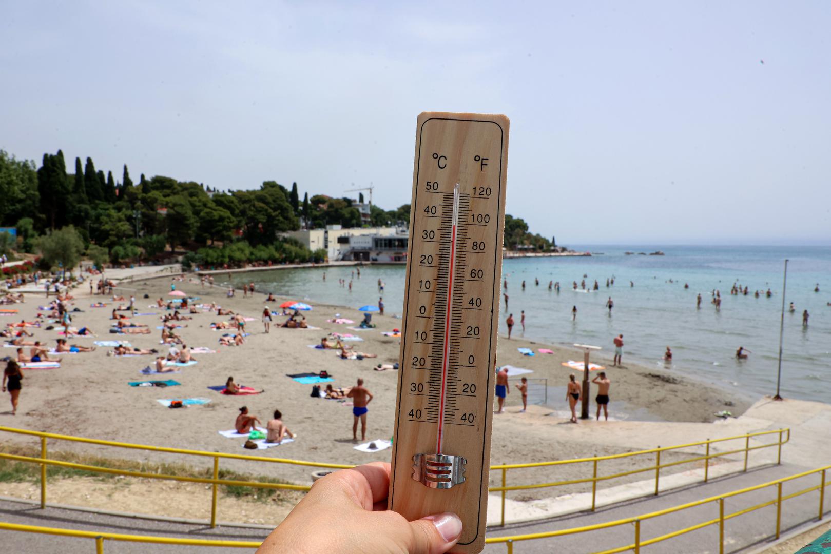 Riva je bila prepuna ljudi koji su potražili osvježenje u hladovini, dok su mnogi drugi odlučili skoknuti do obližnjih plaža.