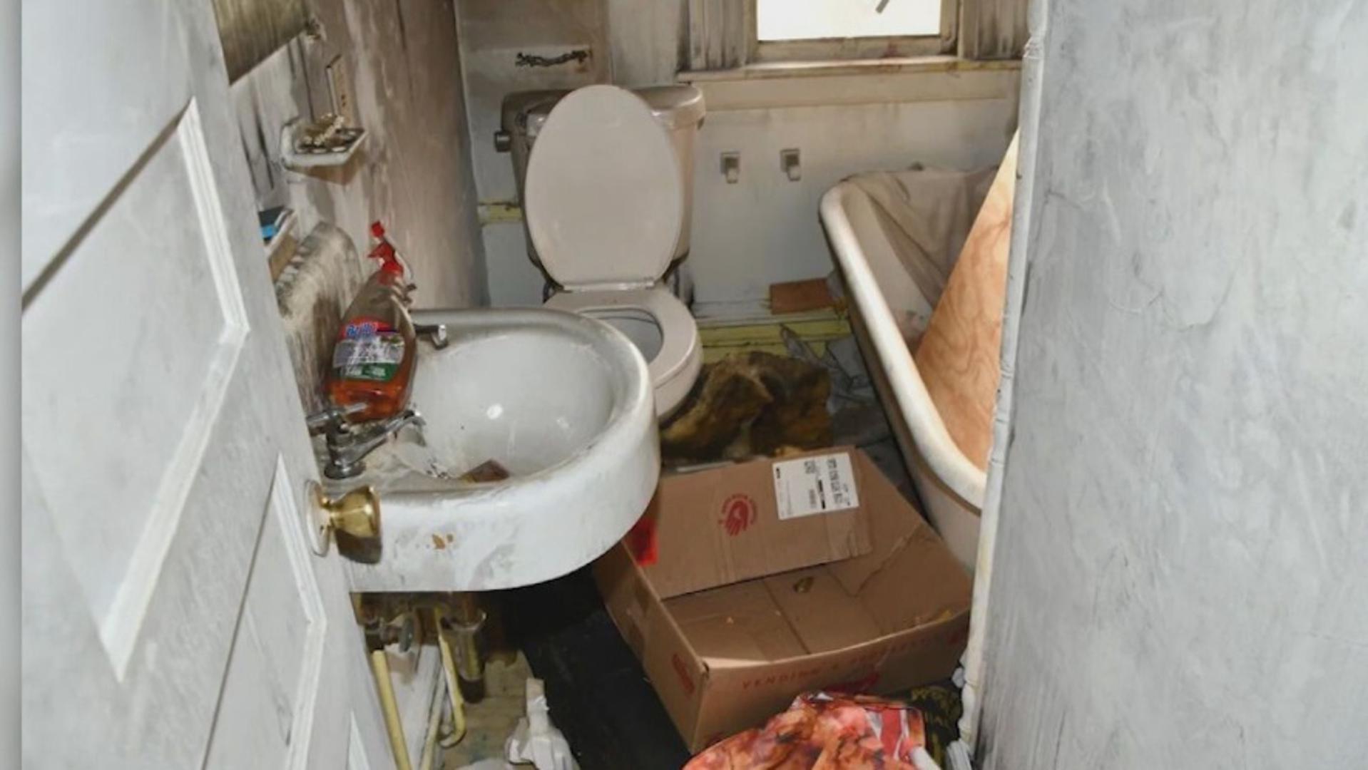 Više od stotinu policijskih fotografija otkrilo je užasne uvjete u domu: nagorjele prostorije, zapuštene sobe, sveprisutnu plijesan, oštećene podove i stropove te zakovane prozore. Muškarac je bio zaključan u sobi 22-24 sata dnevno, s kratkim izlascima od "samo oko 1 minute dnevno". Godinu dana prije bijega, pronašao je upaljač u očevoj jakni i počeo planirati svoj bijeg. Šef policije Waterburyja, Fred Spagnolo, naglasio je potrebu za opsežnom fizikalnom terapijom i mentalnim oporavkom žrtve.