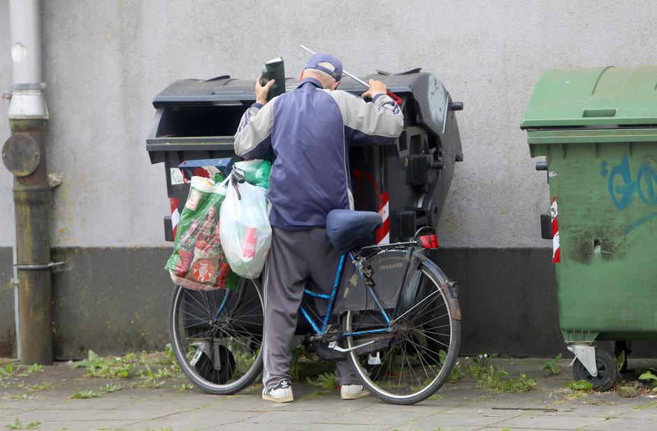 Umirovljenik kopa po kontejneru