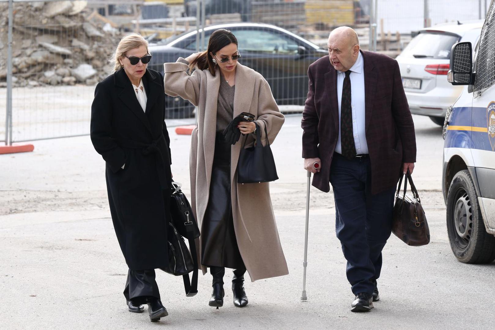 Severina je bila u dugoj elegantnoj kombinaciji koju je upotpunila čizmama na petu te blagom šminkom i raspuštenom kosom.