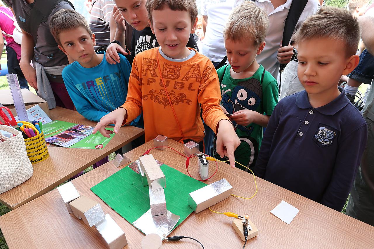 Znanstveni piknik organiziran iza Bocarskog doma privukao je mnogo roditelja sa djecom