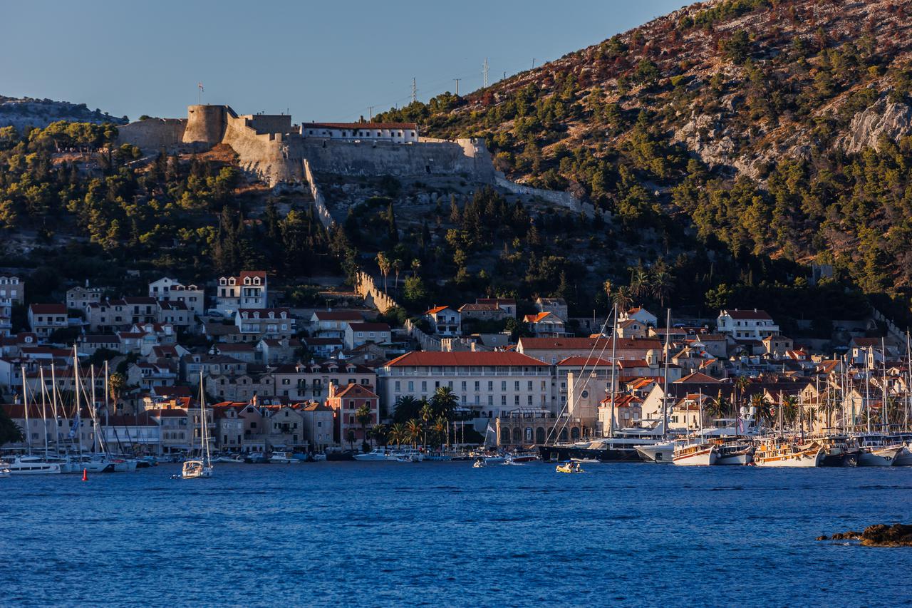 Hvar: Pogled na grad Hvar u poslijepodnevnim satima