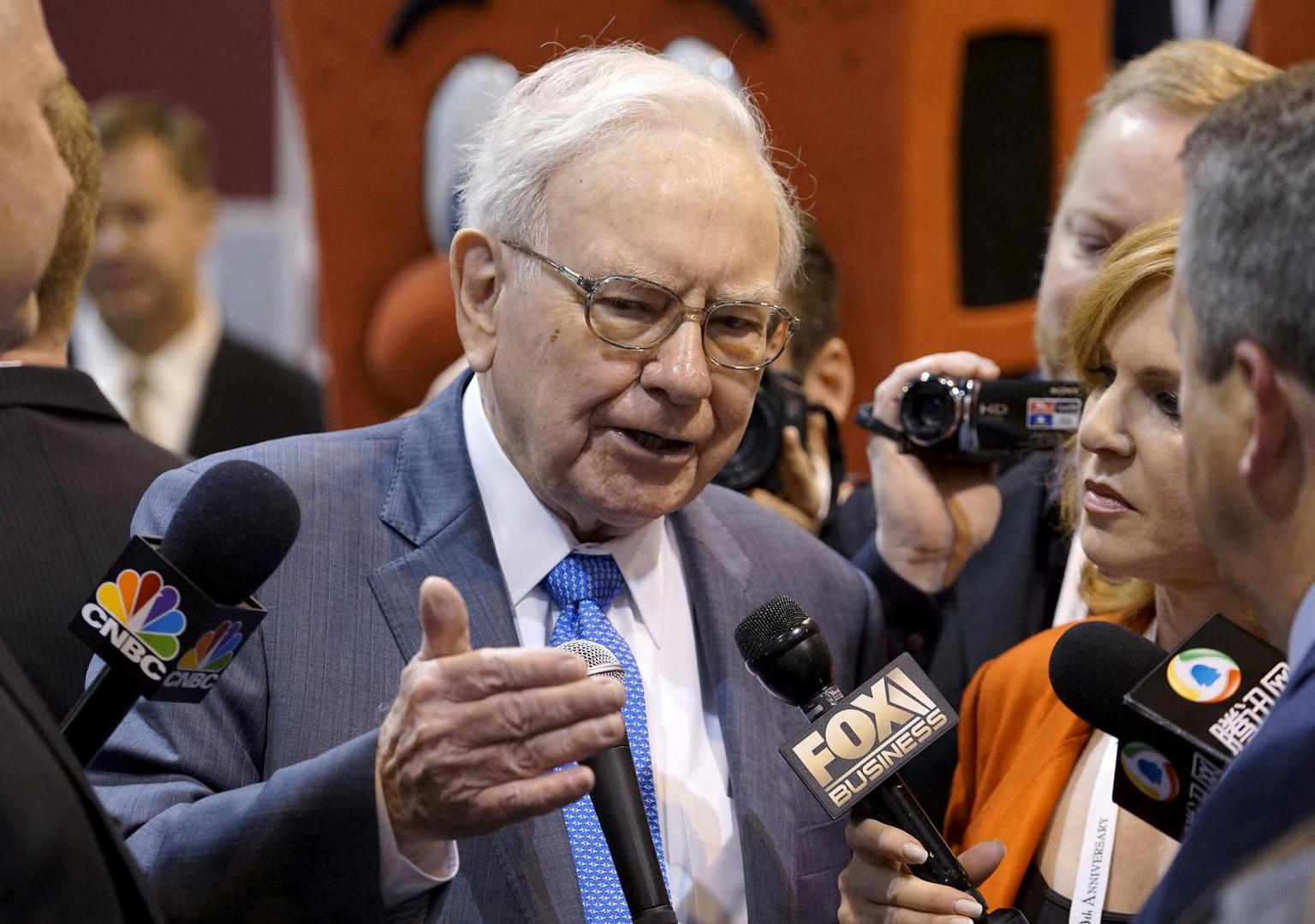 Posljednji na listi je Warren Buffett (95). On je američki ulagač, industrijalac i filantrop. Jedan od najbogatijih ljudi na svijetu krajem 2025. se povukao s čela svog konglomerata Berkshire Hathaway. Mnogi poslovni ljudi učili su iz njegovih izjava, koje su na maksimalno jednostavan način pojašnjavale složene stvari. Buffett je već dugi niz godina uvijek negdje u top deset najbogatijih ljudi na svijetu. Štoviše, da nije donirao dio svog bogatstva, vjerojatno bi bio najbogatiji. Teži 147 milijardi. 