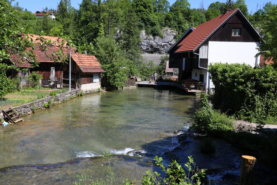 Slunj: Turisti svakodnevno posjećuju Rastoke  koje su nedavno dobile novu šetnicu