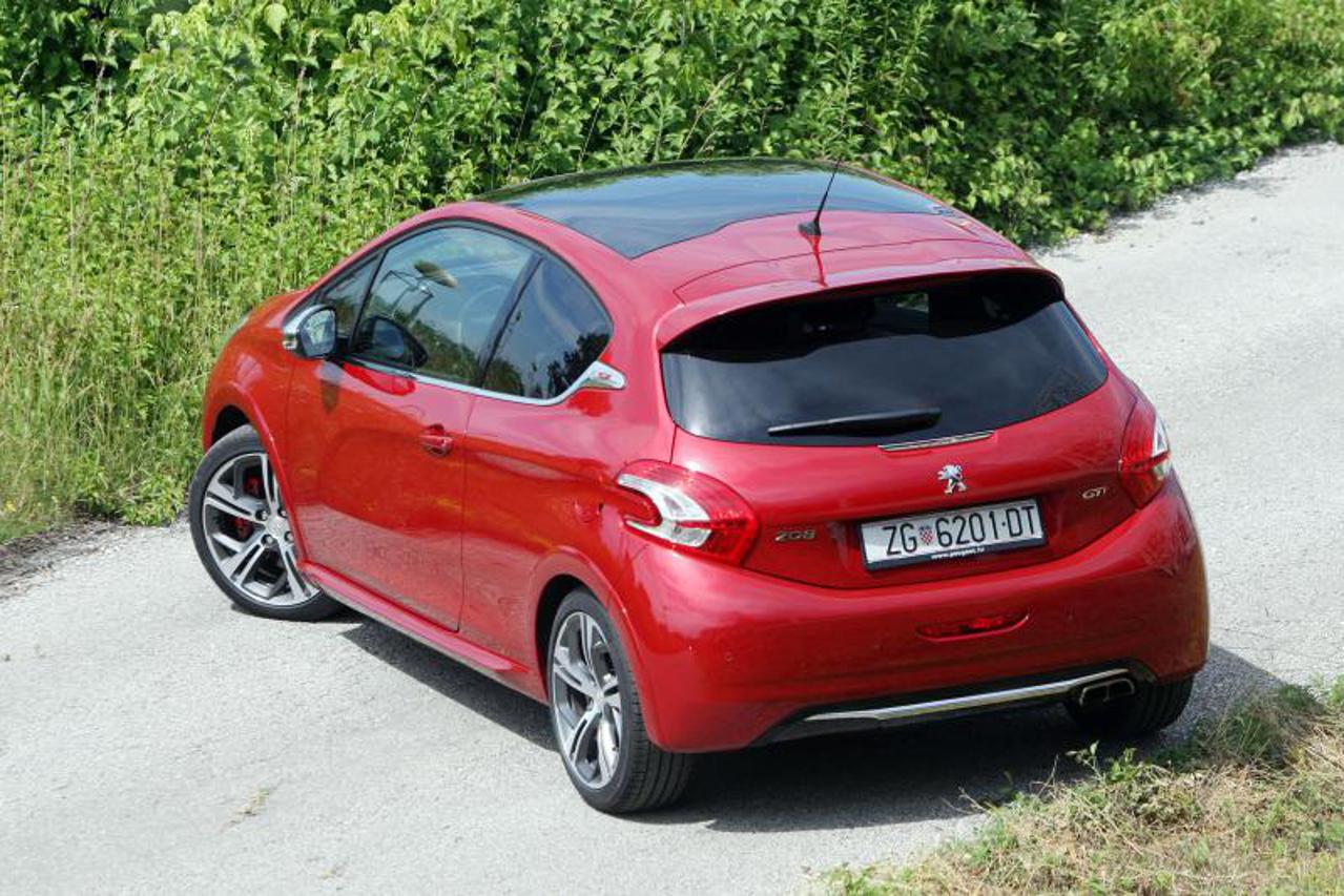 peugeot 208 gti (1)