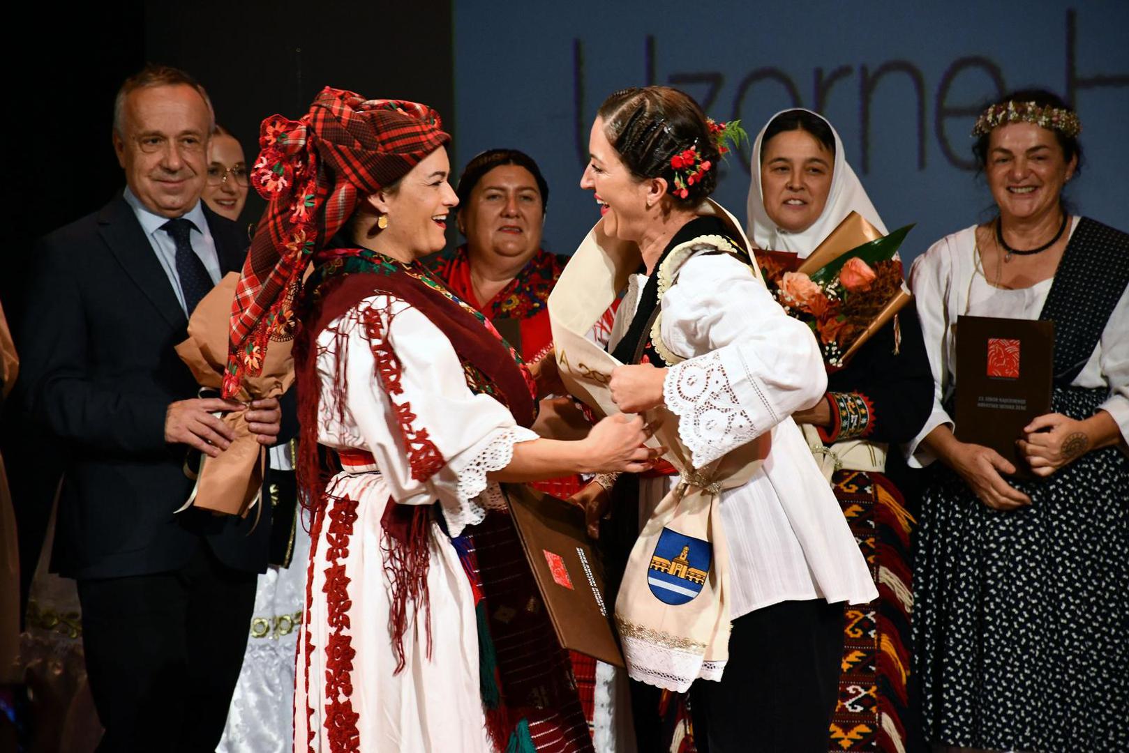 11.10.2025., Nova Gradiska - Aleksandra Zajac, predstavnica Vukovarsko-srijemske zupanije, proglasena je najuzornijom hrvatskom seoskom zenom u 2025. godini. Titulu druge pratilje ponijela je Katica Katusa, a titulu prve pratilj Danijela Jakopovic. Photo: Ivica Galovic/PIXSELL