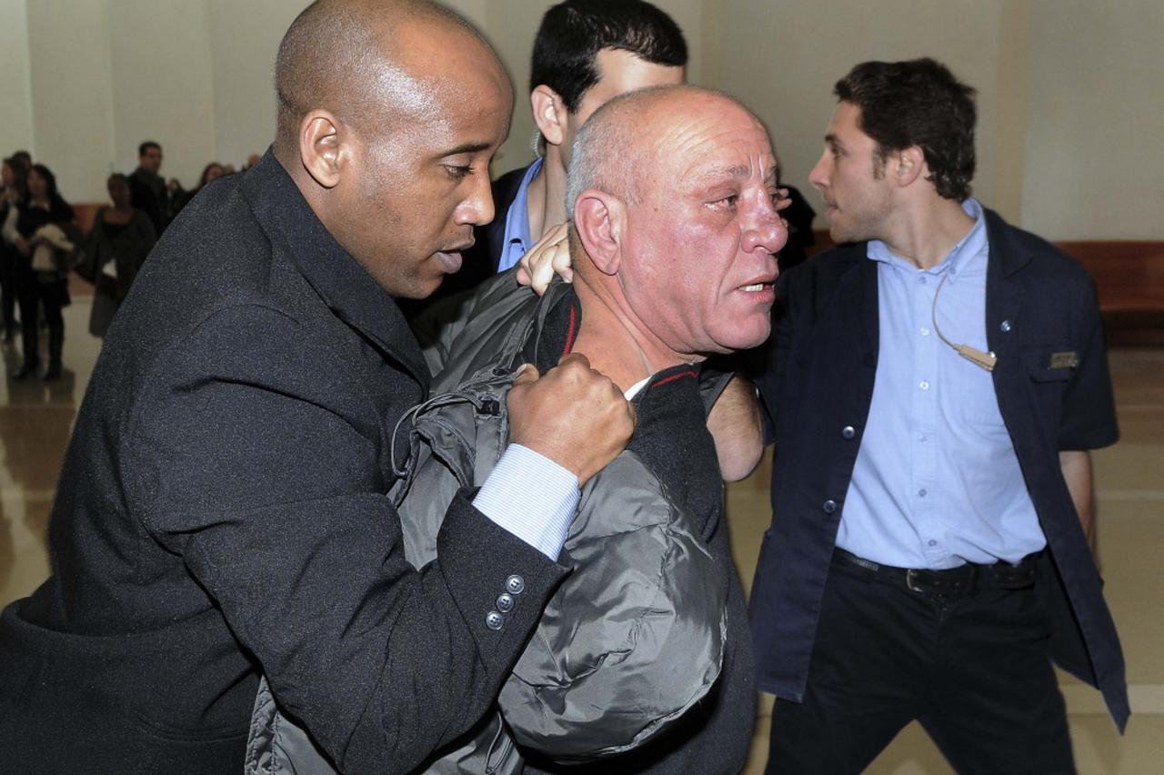 Uzrujani muškarac bacio je tenisice na sutkinju