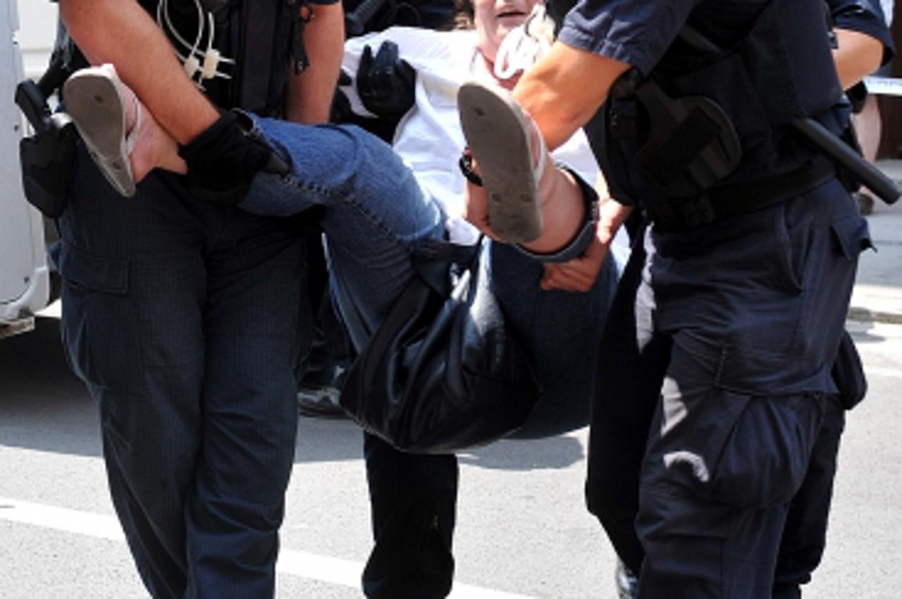 \'15.07.2010., Zagreb - Policija je jutros oko 4.45 postavila ograde oko gradilista Cvjetni prolaz Hoto grupe u Varsavskoj, gdje se namjerava graditi ulaz u garazu i osigurala je to podrucje da bi rad