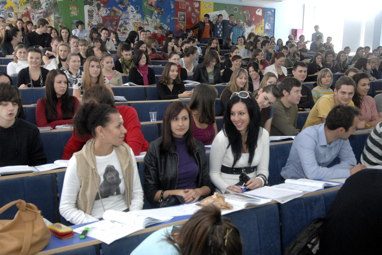 \'slavonija-29.10.2009.osijek,hrvatska,na osjeckom sveucilistu studenti ocjenjivali rad svojih profesora i asistenata,studenti na ekonomskom fakultetu. Photo: Davor Javorovic/VLM\'