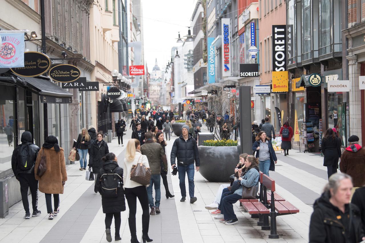 Ulice u Stockholmu pune su ljudi i u doba pandemije koronavirusa