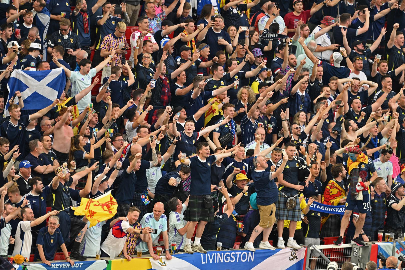 Na šestom mjestu su škotski navijači, s obzirom na to da se njih 82.000 pojavilo na utakmicama grupne faze.