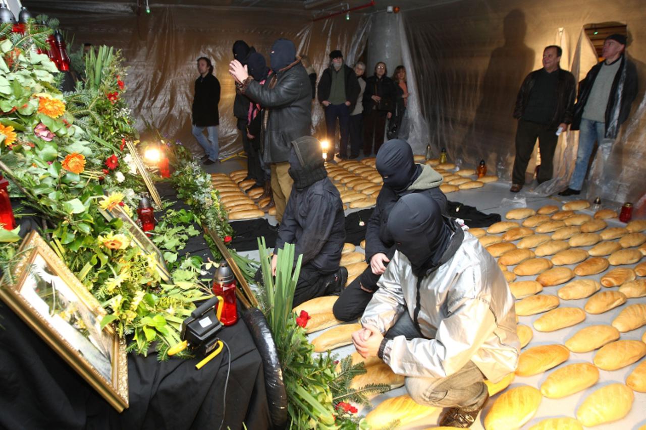 '02.12.2010., Zagreb - Kvaternikov trg. Otvaranje Max art festa  zapocelo je performansom u kojem je grupa hrvata sa fantomkama na glavi prinjela zrtvu politicarima - suvremenim bogovima na Oltaru ilu