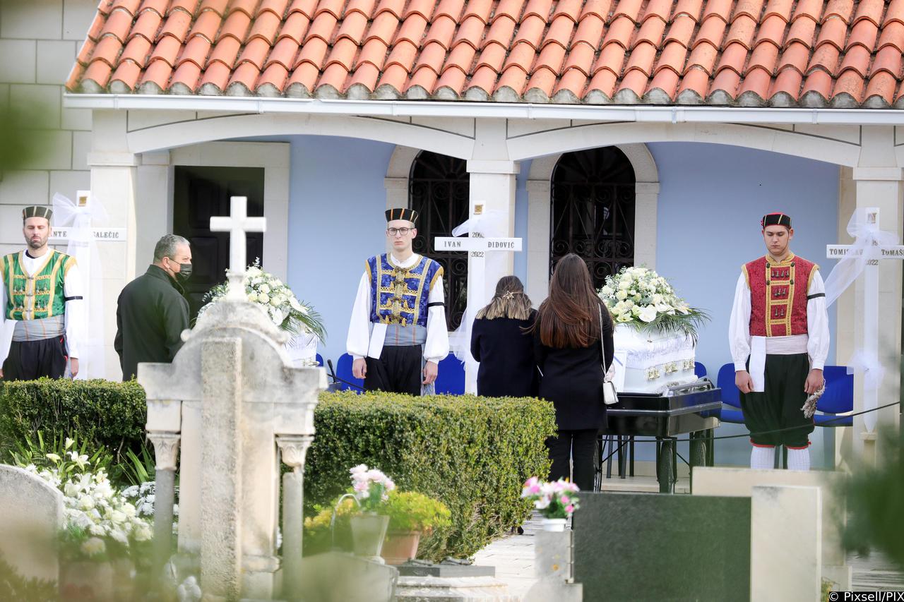 Vela Luka: Pogreb trojce mladića poginulih u prometnoj nesreći