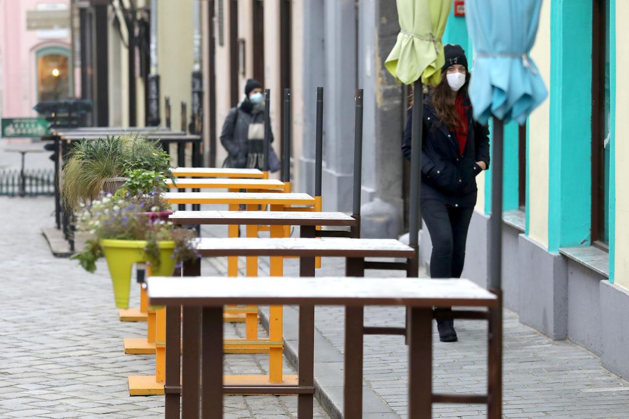 Zagreb: Vlasnici ugostiteljskih objekata čekaju nove mjere - terase kafića prazne