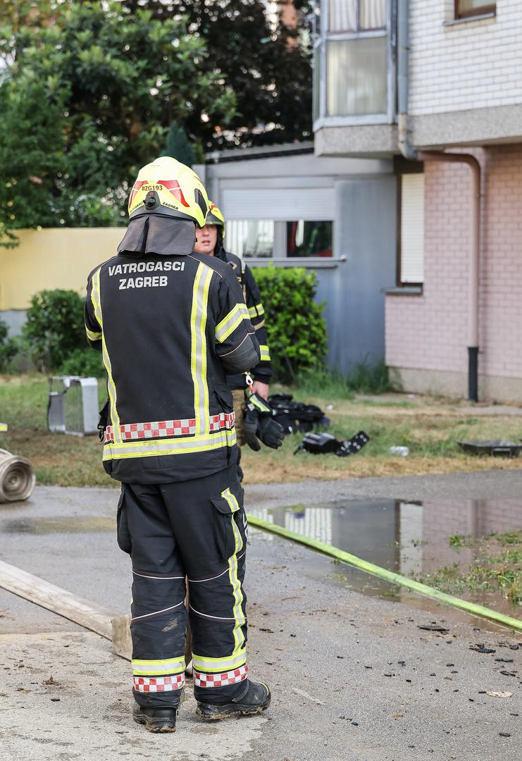 U požaru stana koji je rano jutros izbio u zagrebačkom naselju Borovje smrtno je stradala jedna osoba. 
