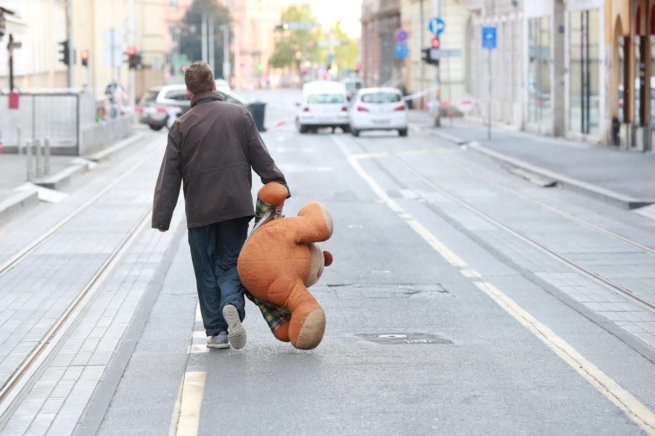 Odbačeni plišani medo