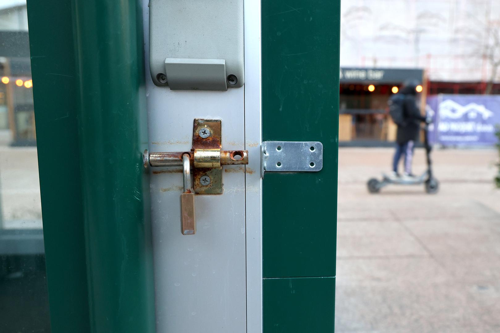 Razlog je kvar dizala koje vodi do sanitarnog čvora smještenog ispod razine ulice, pa je svima kojima je silazak stubama otežan ili nemoguć – pristup onemogućen.