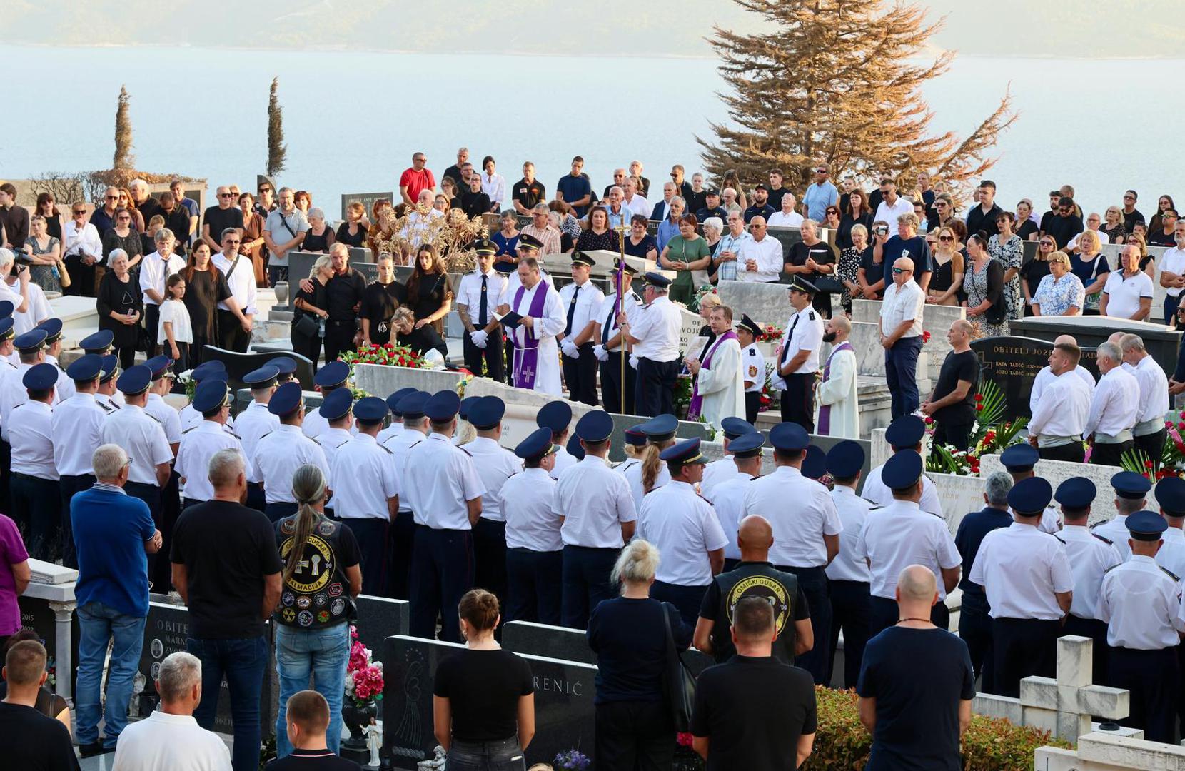 "Grozno nam je to uopće bilo i pojmit, bit će teško nakon obnove se i vratit ovdje. On je bio vođa plemena ovog sela. Ja ću ga pamtit po našim marendama po njegovu humoru, po njegovoj grlatosti. Uvik se on čuo u selu - falit će jako", kaže Hanja Vrajić iz Dubrava.

